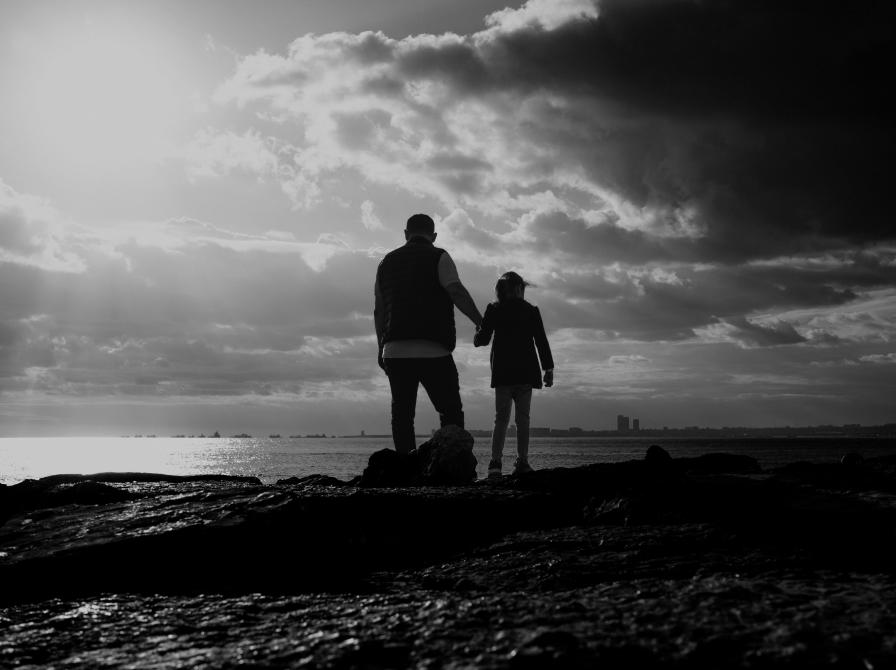 To mænd på en strand, far og søn?